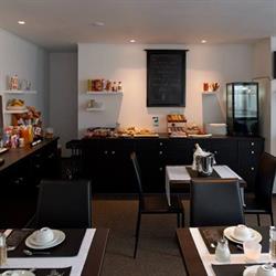 Alpha Hotel, Tienen openingstijden
