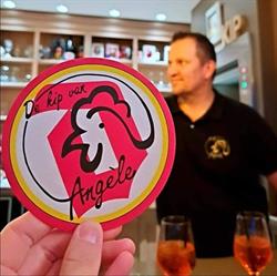 De Kip van Angèle, Geel openingstijden