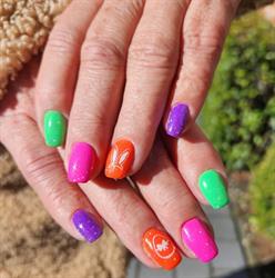 Pretty Little Nails, Brecht openingstijden