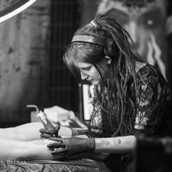 Scarlett Ink, Stekene openingstijden